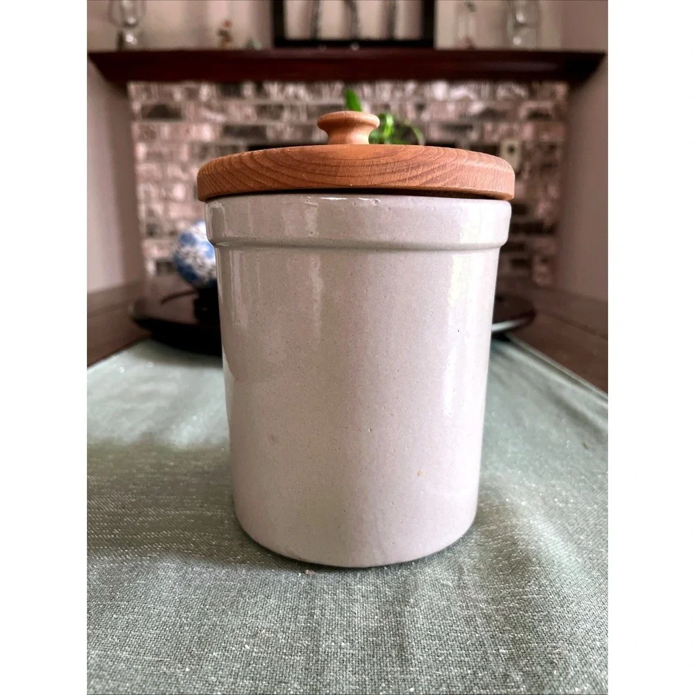 RRP Co.~ Roseville Pottery Crock 1pt High Jar With Lid~ Angel~USA